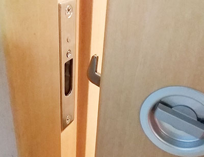 部屋の引き戸ドアの鍵交換
